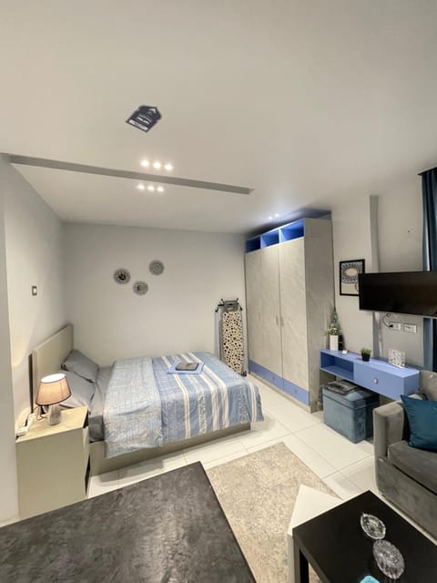 Bed, Photo of the whole room, wardrobe