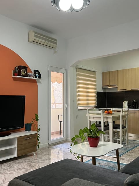 TV and multimedia, Kitchen or kitchenette, Living room, Seating area, Dining area
