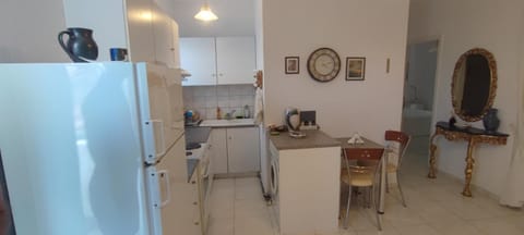 Kitchen or kitchenette, Dining area, oven, stove