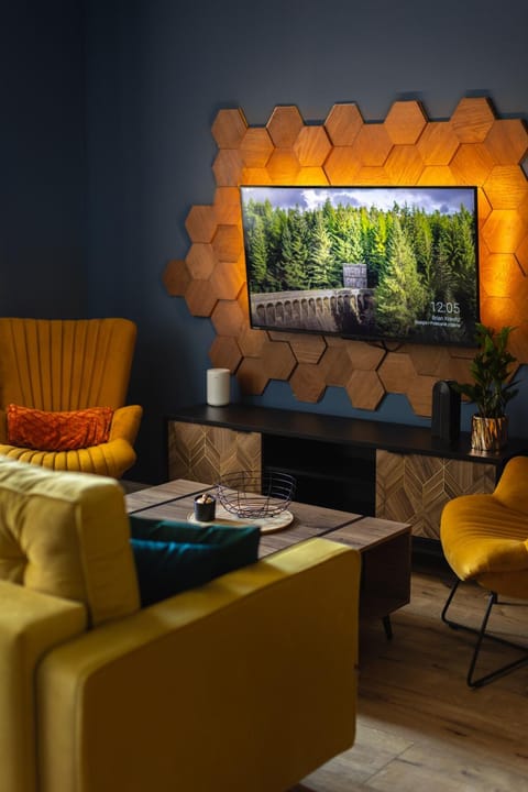 Communal lounge/ TV room, TV and multimedia, Living room, Seating area, Evening entertainment