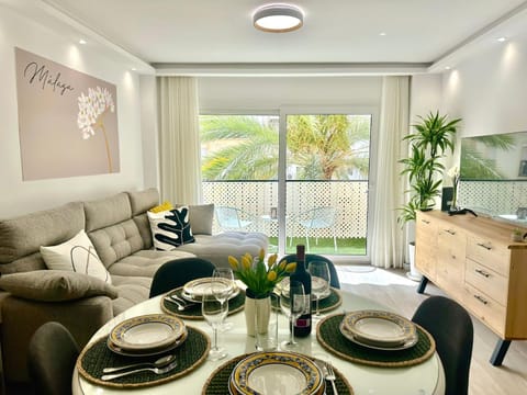 TV and multimedia, Living room, Dining area, Mountain view, Inner courtyard view