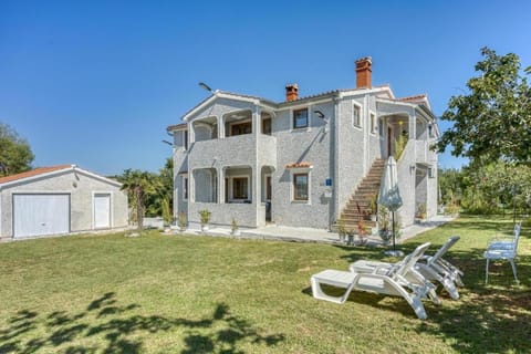 Property building, Day, Natural landscape, Garden, Garden view, sunbed