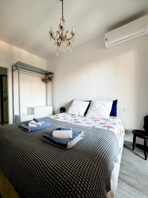 Bed, Photo of the whole room, Bedroom, air conditioner