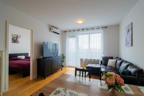 Bed, TV and multimedia, Living room, Photo of the whole room, Seating area