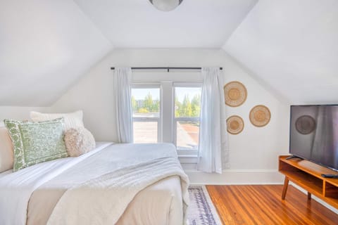 Stay Portland - The Garden Cottage on Garfield - 91 WalkScore House in Portland