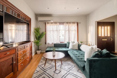 Stay Portland - 1922 Craftsman Compound in Laurelhurst - Sleeps 16 House in Portland