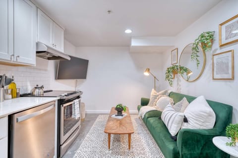 Stay Portland - 1922 Craftsman Compound in Laurelhurst - Sleeps 16 House in Portland