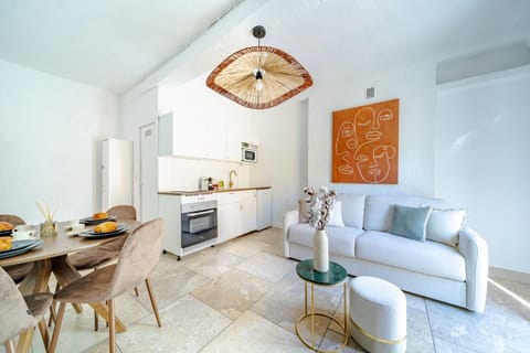 Kitchen or kitchenette, Seating area
