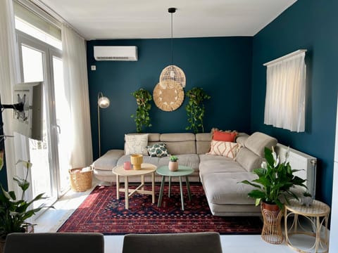 Living room, Seating area, air conditioner