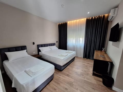 Bed, TV and multimedia, Photo of the whole room, Bedroom, furniture, towels, air conditioner