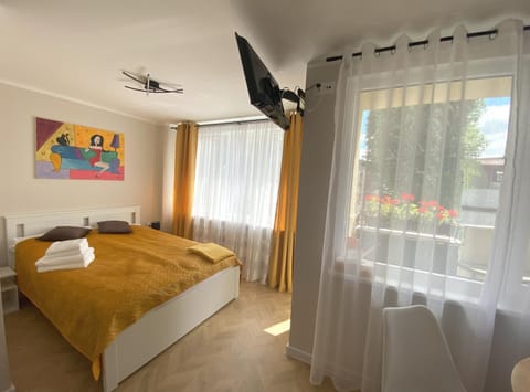 Bed, TV and multimedia, Photo of the whole room, Bedroom, towels