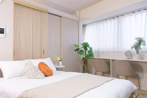 Bed, Dining area