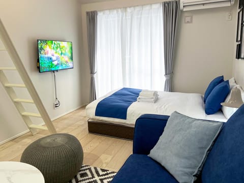 Communal lounge/ TV room, Bed, TV and multimedia, Living room, Photo of the whole room, Seating area, Evening entertainment, Bedroom, air conditioner