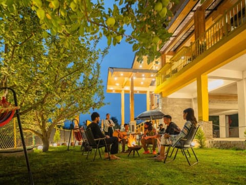 Property building, Patio, Day, People, Natural landscape, Garden, group of guests