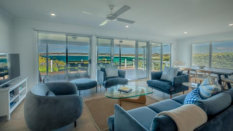 Communal lounge/ TV room, TV and multimedia, Living room, Seating area, Evening entertainment