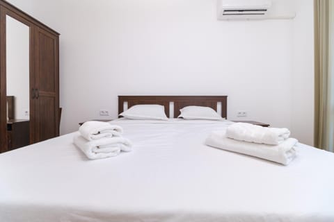 Bed, Photo of the whole room, Bedroom, towels, air conditioner