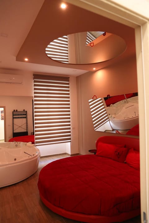 Bed, Hot Tub, Hot Tub, TV and multimedia, Photo of the whole room, Bedroom