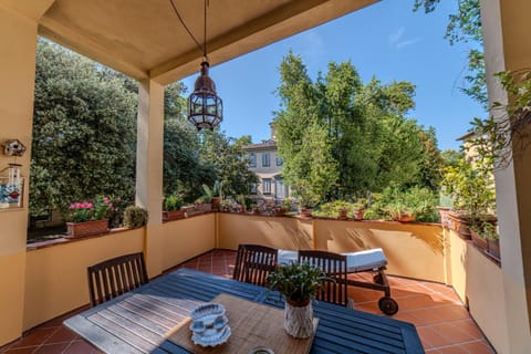 View (from property/room), Balcony/Terrace, Dining area, Garden view, Landmark view