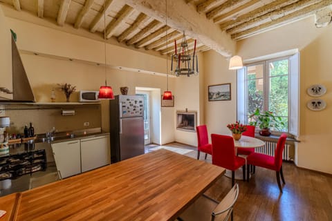 Coffee/tea facilities, Kitchen or kitchenette, Seating area, Dining area, heating, internet, oven, stove