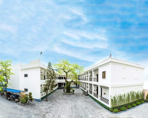 Property building, Off site, Day, Neighbourhood, On site