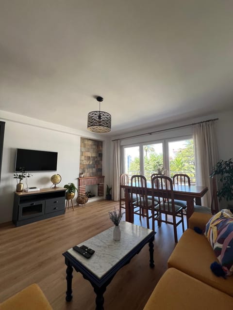 Communal lounge/ TV room, TV and multimedia, Living room, Dining area