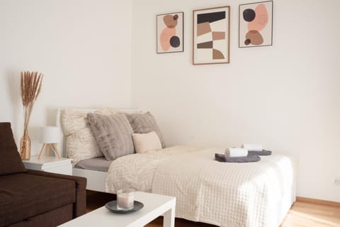 Bed, Seating area