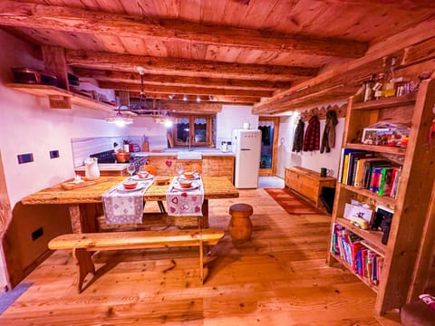 Library, Kitchen or kitchenette, Seating area, Dining area