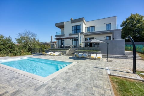 Property building, Garden, Swimming pool