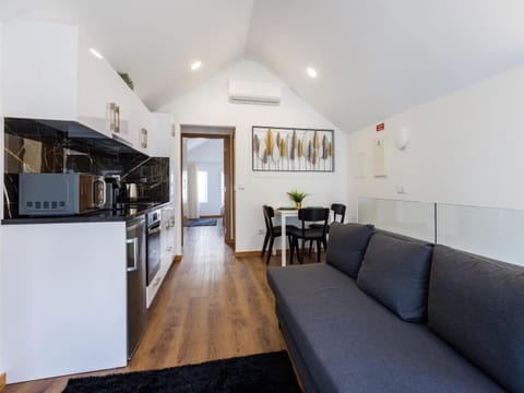 Coffee/tea facilities, Kitchen or kitchenette, Living room, Seating area, Dining area, oven, air conditioner