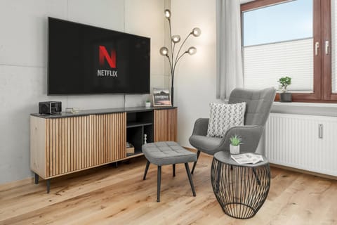 TV and multimedia, Living room, Decorative detail, Seating area