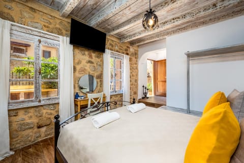 Bed, TV and multimedia, View (from property/room), Decorative detail, Bedroom, towels