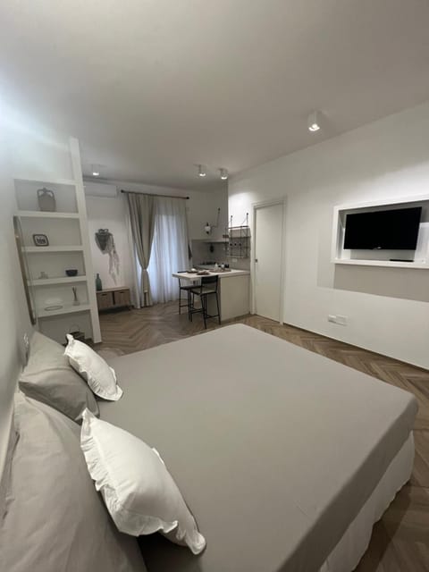 Bed, TV and multimedia, Kitchen or kitchenette, Living room, Photo of the whole room, Seating area, Bedroom