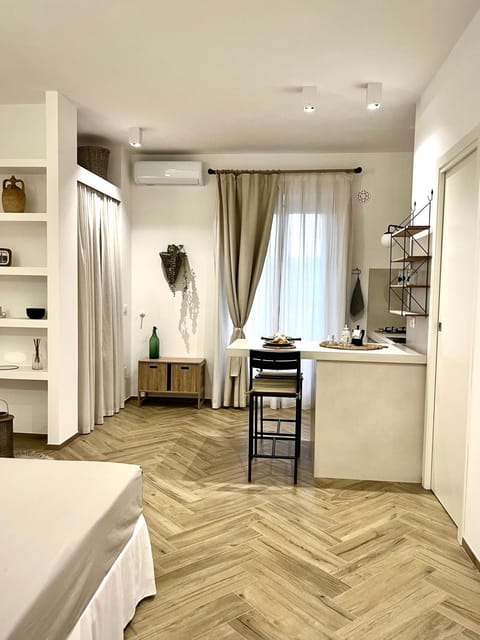 Bed, Kitchen or kitchenette, Photo of the whole room, Bedroom, minibar