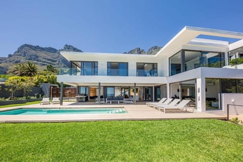Property building, Day, Natural landscape, Mountain view, Pool view, Swimming pool, sunbed