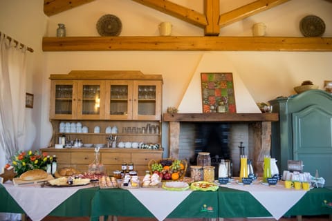 Restaurant/places to eat, Food and drinks, Banquet/Function facilities, Food, Breakfast, Continental breakfast, Buffet breakfast, Drinks