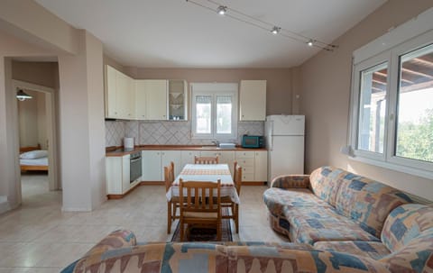 Kitchen or kitchenette, Living room, Seating area, Dining area, oven