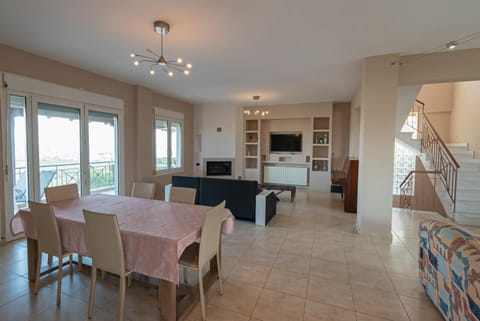 TV and multimedia, Kitchen or kitchenette, Living room, Seating area, Dining area