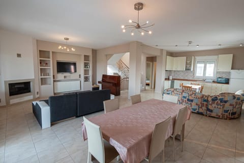 TV and multimedia, Kitchen or kitchenette, Living room, Seating area, Dining area