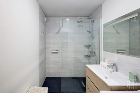 Shower, Bathroom, towels