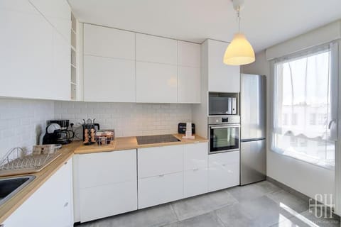 Coffee/tea facilities, Kitchen or kitchenette, oven, stove, toaster