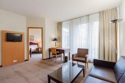 Bed, TV and multimedia, Seating area