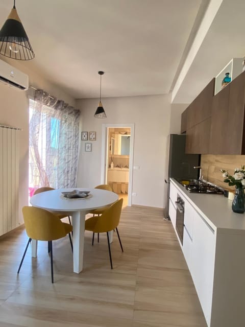 Kitchen or kitchenette, Dining area, oven, stove
