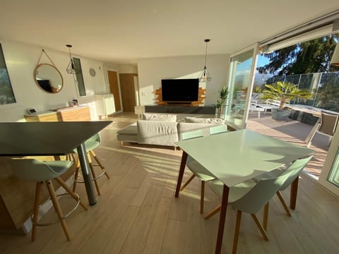 TV and multimedia, Dining area