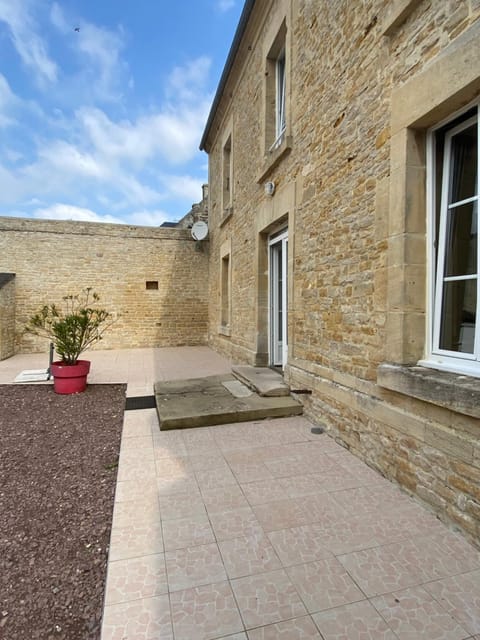 Property building, Day, Balcony/Terrace