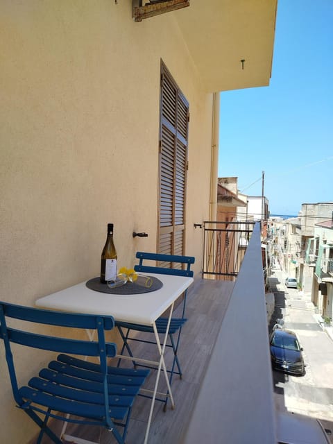 View (from property/room), Balcony/Terrace, City view, Mountain view, Sea view, Quiet street view