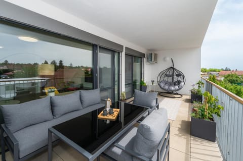 Day, View (from property/room), Balcony/Terrace, Balcony/Terrace, Seating area, City view, Garden view, Inner courtyard view
