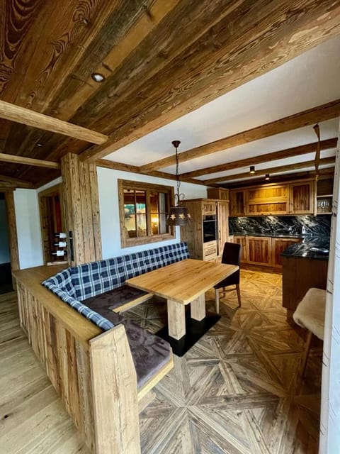 Kitchen or kitchenette, Seating area