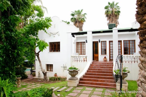 Property building, Facade/entrance, Garden, Garden view