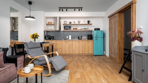 Kitchen or kitchenette, Living room, Seating area, Dining area