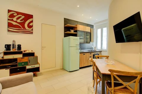 Kitchen or kitchenette, Living room, Dining area, oven